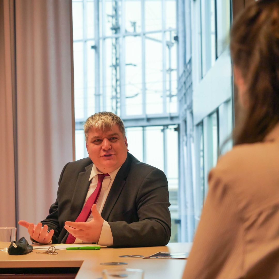 stefan-schmidt-mdb-am-schreibtisch Stefan Schmidt - Mitglied des Deutschen Bundestages sitzt bei einem Gespräch am Schreibtisch.