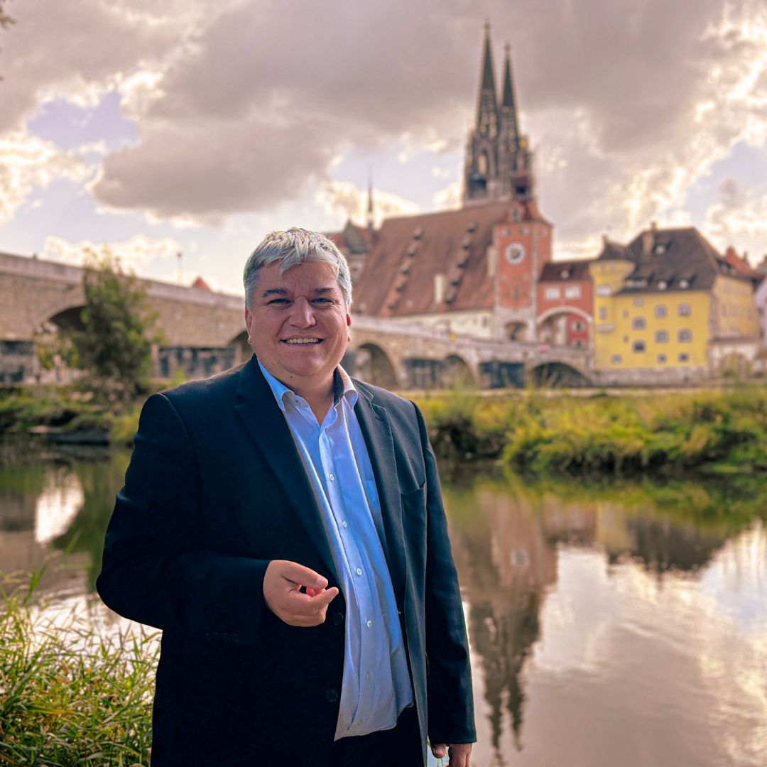 Stefan Schmidt - Mitglied des Deutschen Bundestages vor dem Regensburger Dom in seinem Wahlkreis